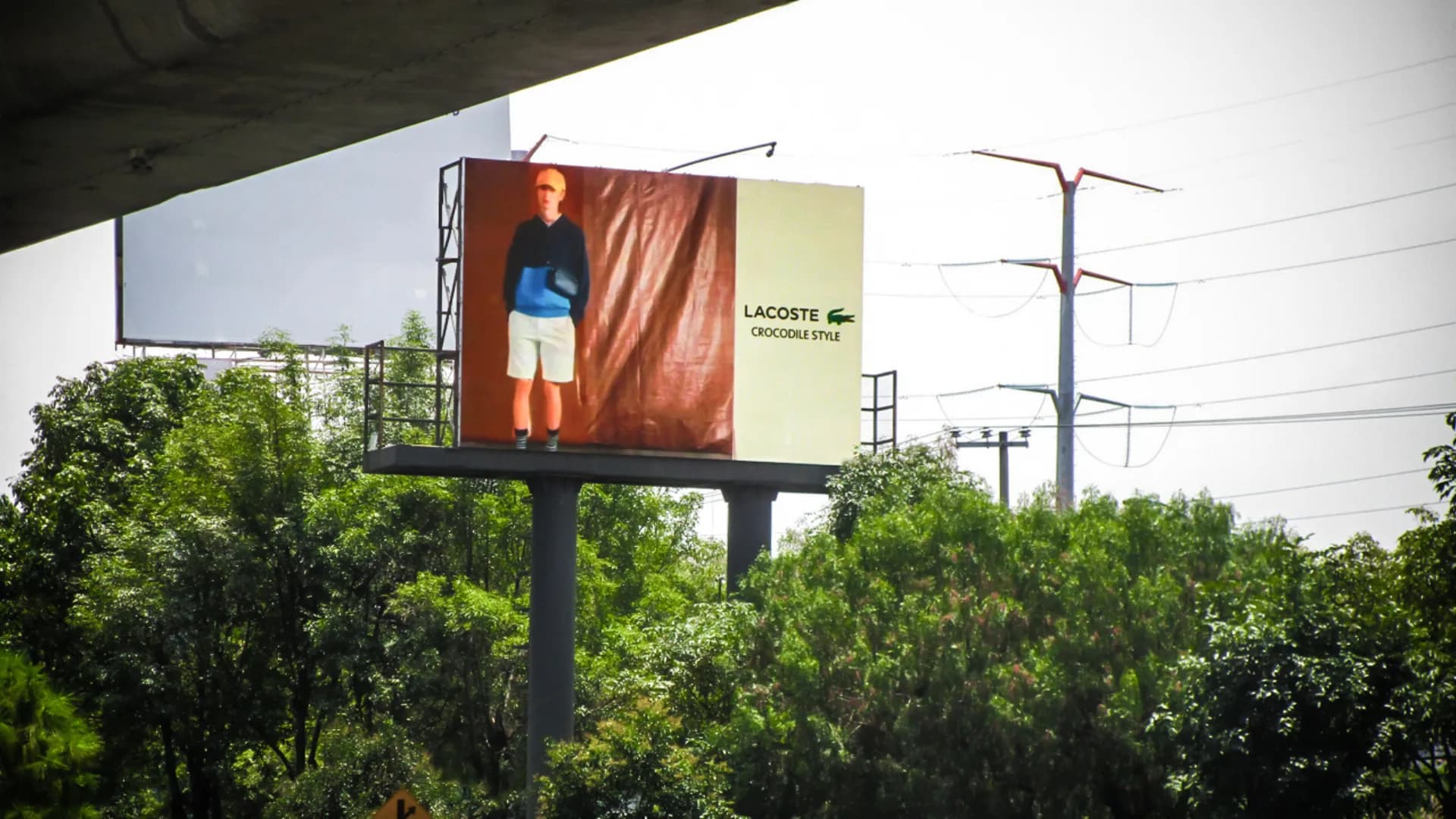 Pantalla digital en puente