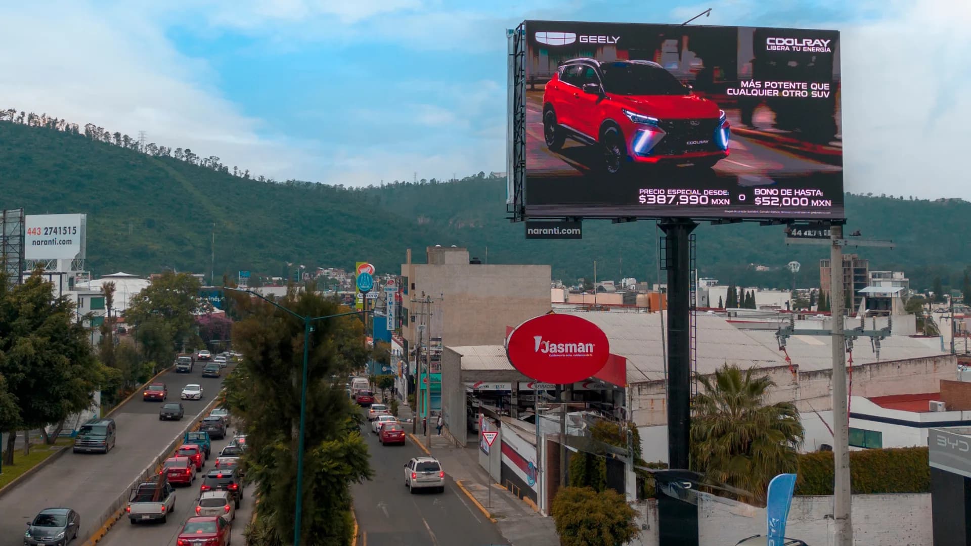 Pantalla digital en avenida