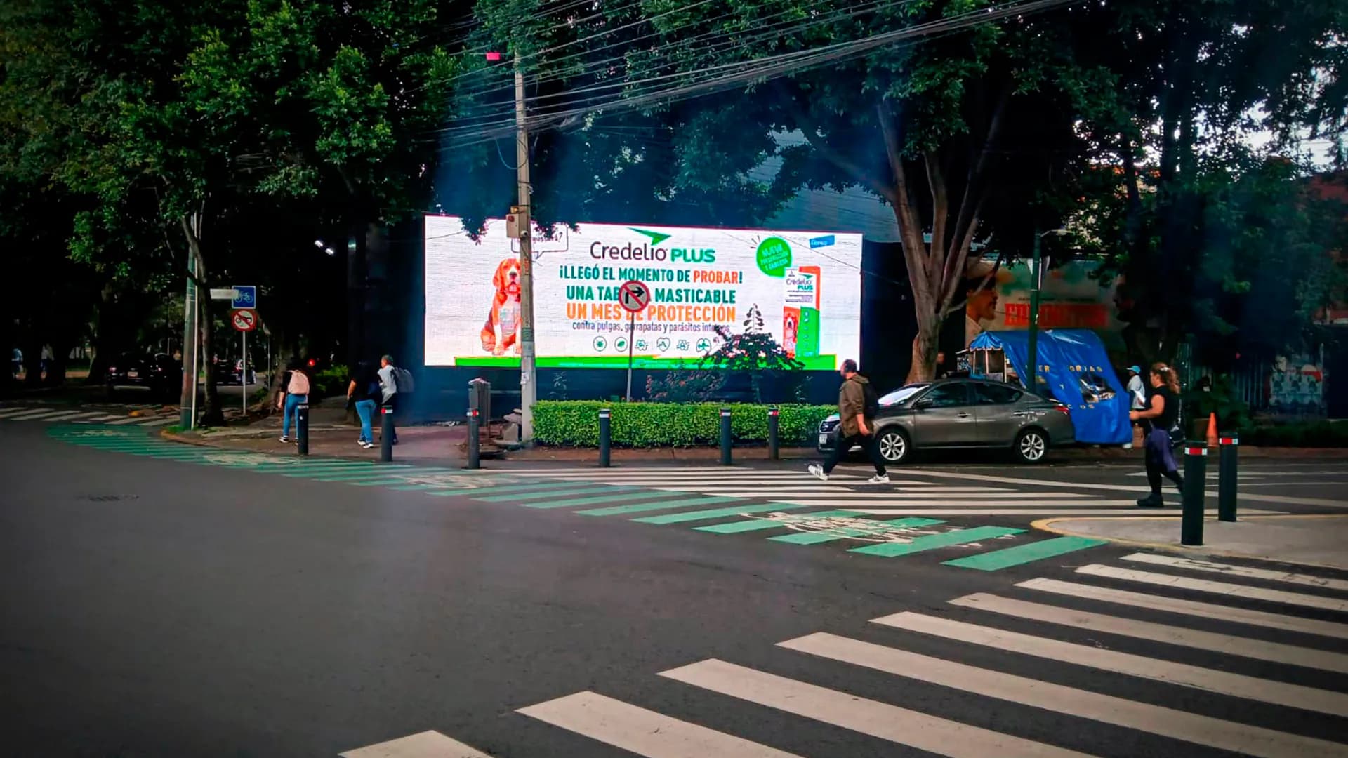 Pantalla digital en cruce peatonal