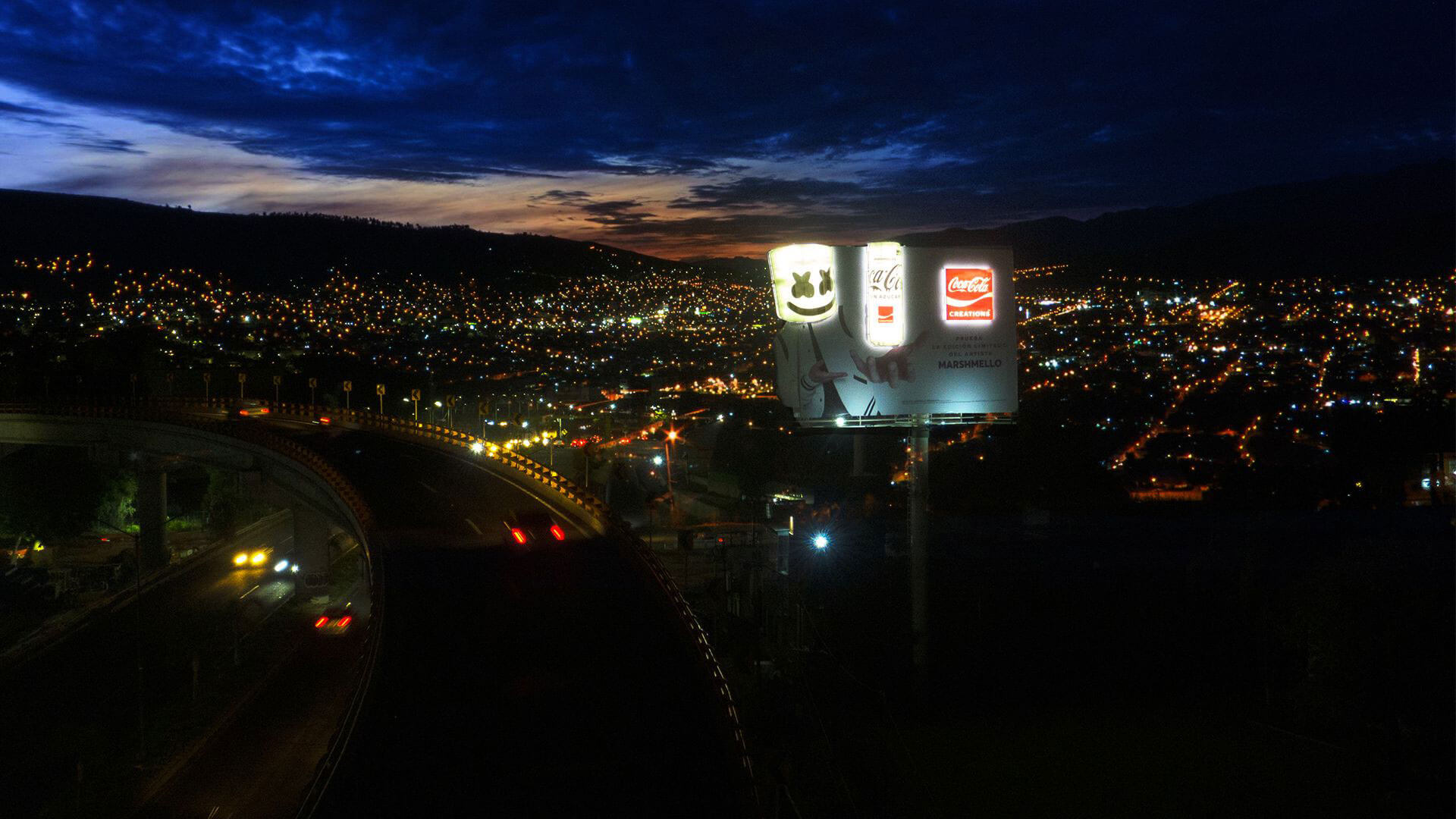 Espectacular nocturno, cocacola