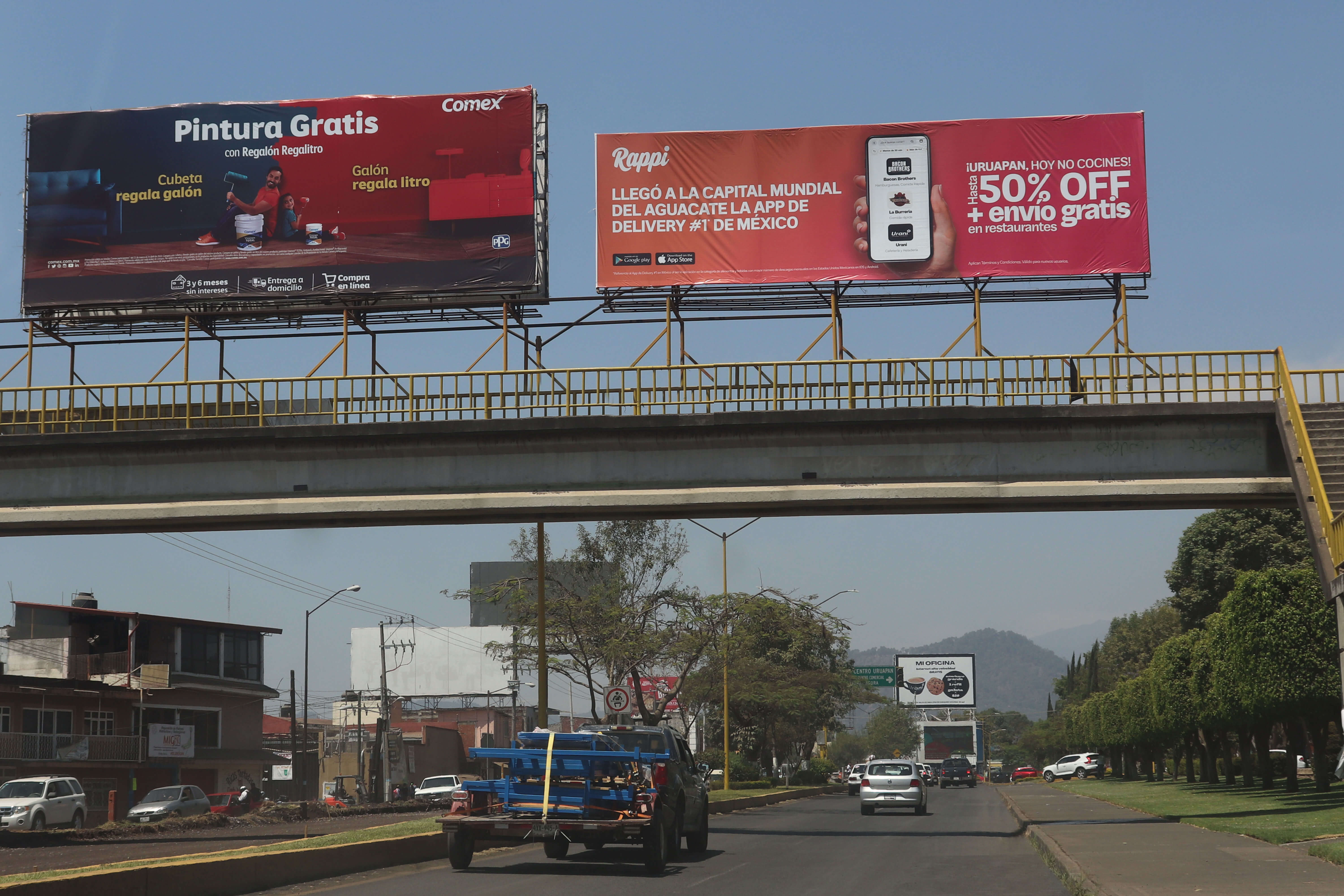 Publicidad en puentes peatonales